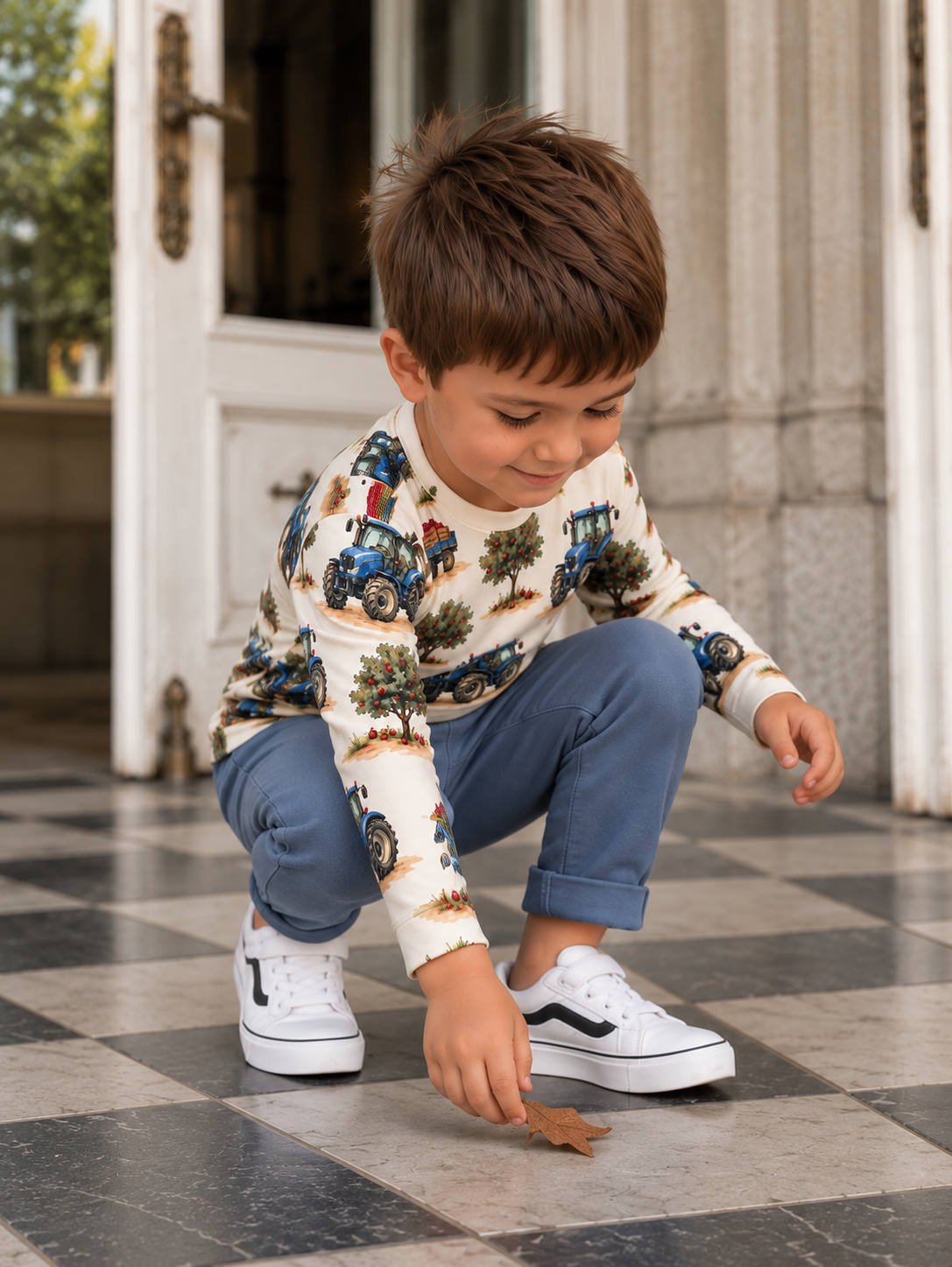 Traktor w jabłkowym sadzie